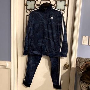 Adidas boys tracksuit size 18-20.